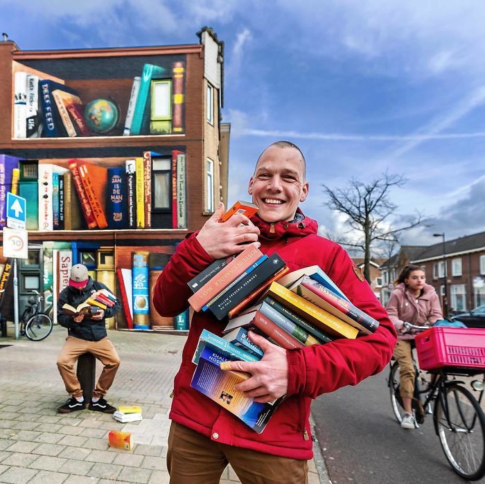 Des artistes ont peint une bibliothèque géante sur un immeuble d’appartements qui présente les livres préférés des résidents