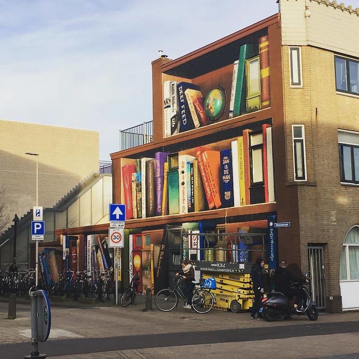 Des artistes ont peint une bibliothèque géante sur un immeuble d’appartements qui présente les livres préférés des résidents