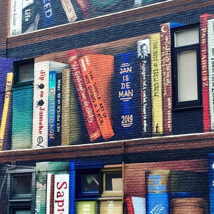 Des artistes ont peint une bibliothèque géante sur un immeuble d’appartements qui présente les livres préférés des résidents