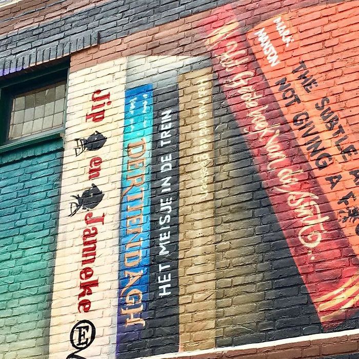 Des artistes ont peint une bibliothèque géante sur un immeuble d’appartements qui présente les livres préférés des résidents