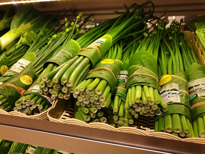 Ces supermarchés asiatiques ont recommencé à utiliser des feuilles au lieu du plastique