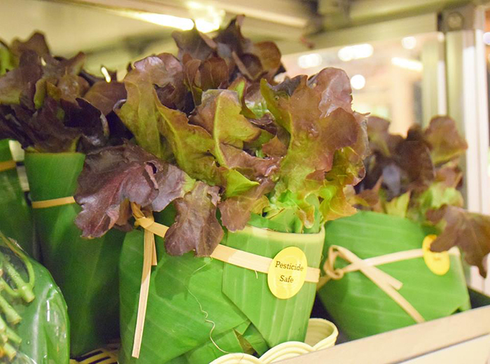Ces supermarchés asiatiques ont recommencé à utiliser des feuilles au lieu du plastique