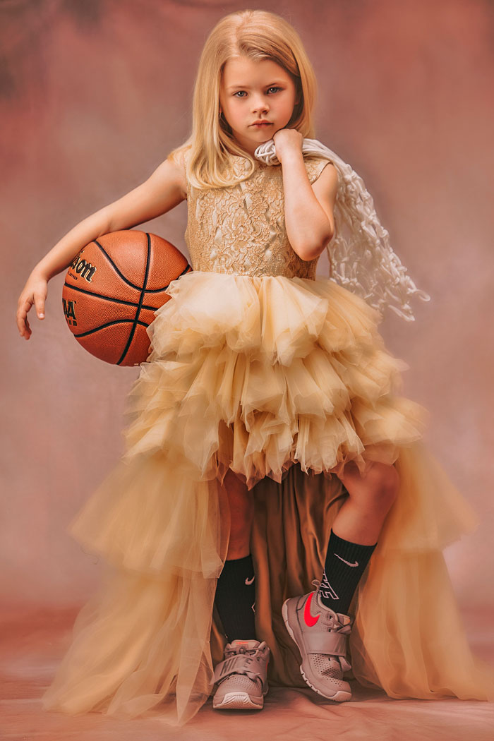 « Pourquoi doit-elle choisir ? » Cette maman prend des photos de filles « coquettes » avec des éléments sportifs et le résultat déchire