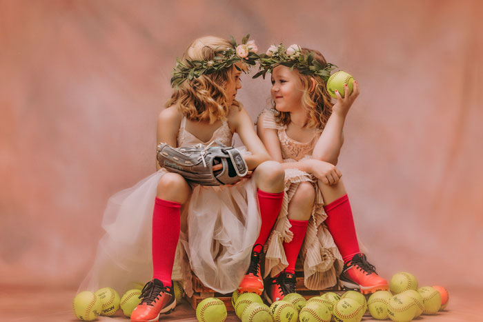 « Pourquoi doit-elle choisir ? » Cette maman prend des photos de filles « coquettes » avec des éléments sportifs et le résultat déchire