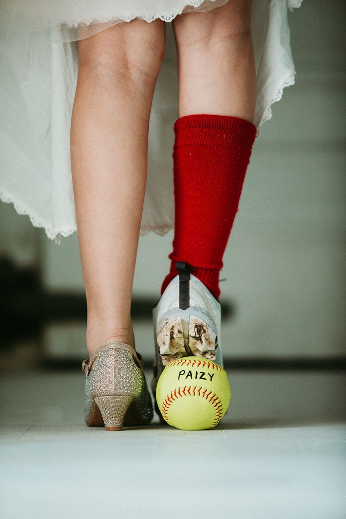 « Pourquoi doit-elle choisir ? » Cette maman prend des photos de filles « coquettes » avec des éléments sportifs et le résultat déchire