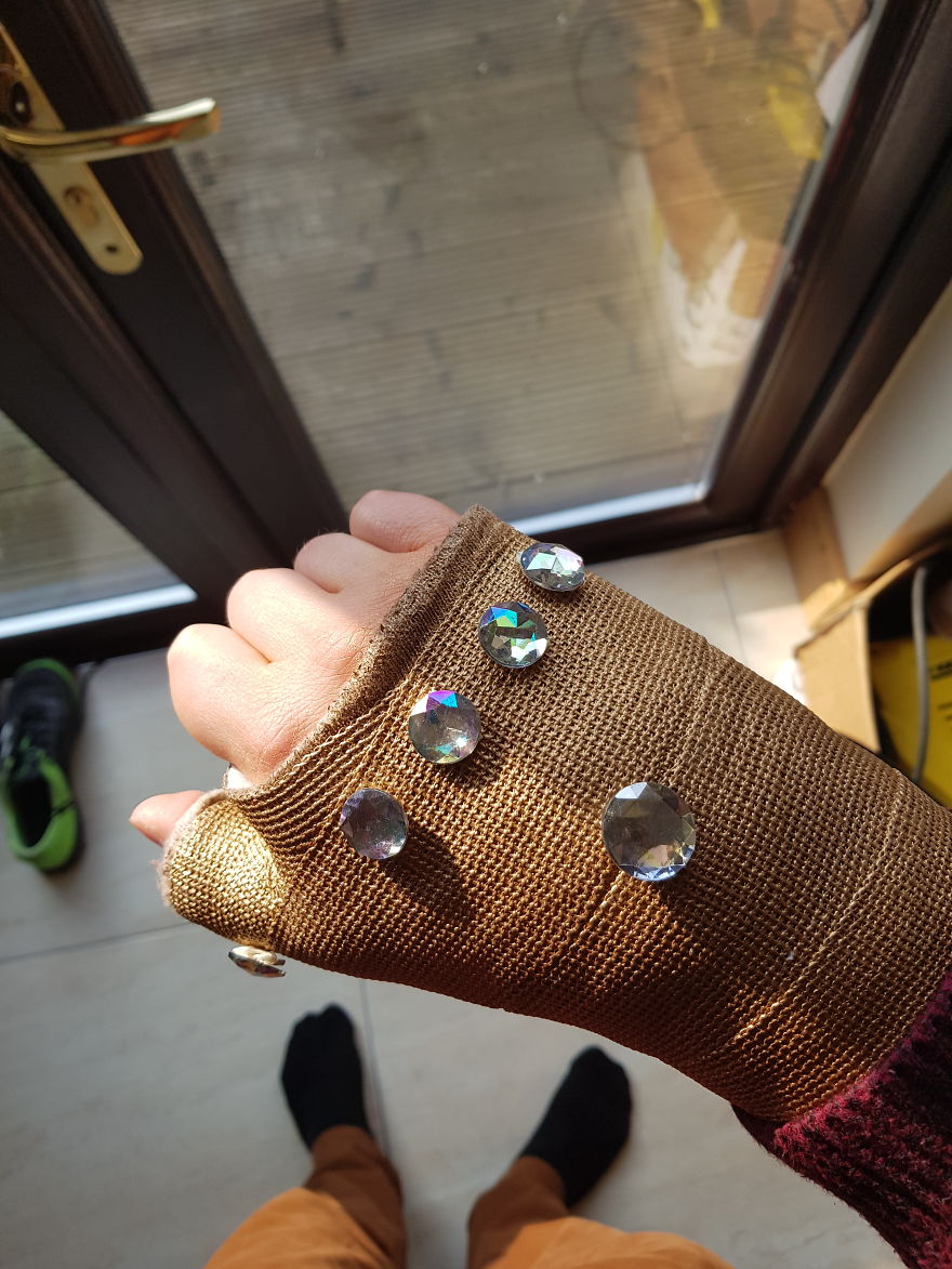 Après m’être cassé le poignet, j’ai transformé mon plâtre en « Gant de l’Infini » de Thanos