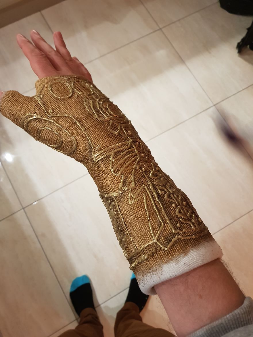 Après m’être cassé le poignet, j’ai transformé mon plâtre en « Gant de l’Infini » de Thanos