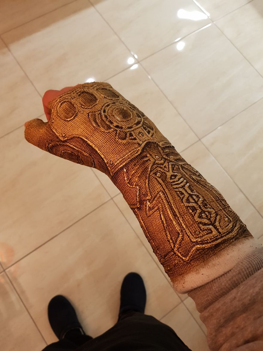 Après m’être cassé le poignet, j’ai transformé mon plâtre en « Gant de l’Infini » de Thanos