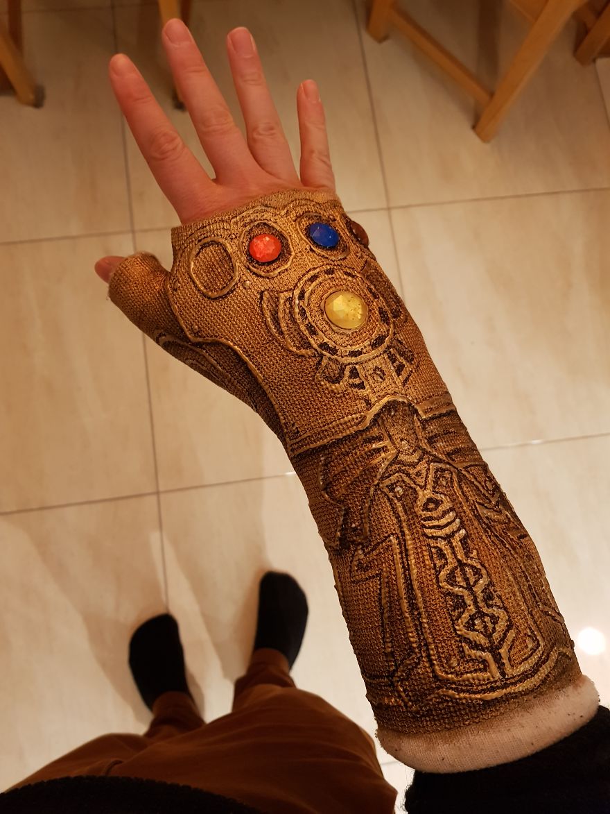 Après m’être cassé le poignet, j’ai transformé mon plâtre en « Gant de l’Infini » de Thanos