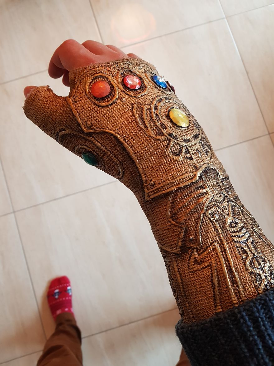 Après m’être cassé le poignet, j’ai transformé mon plâtre en « Gant de l’Infini » de Thanos
