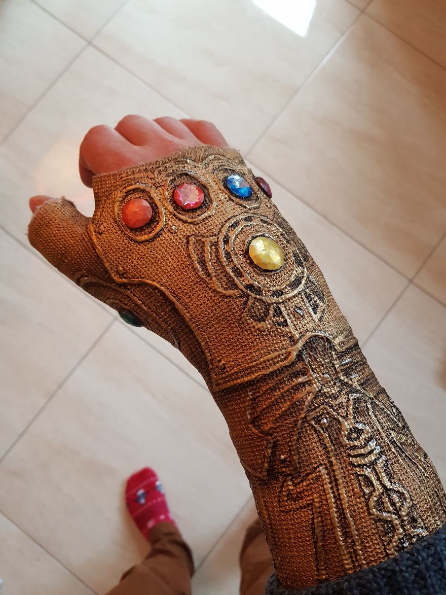 Après m’être cassé le poignet, j’ai transformé mon plâtre en « Gant de l’Infini » de Thanos