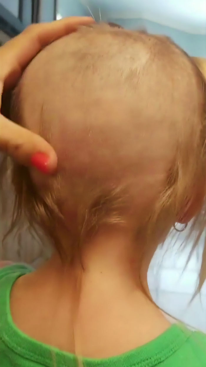 Cette maman a fondu en larmes après que son fils a trouvé un rasoir électrique et a rasé les cheveux de ses soeurs et les siens