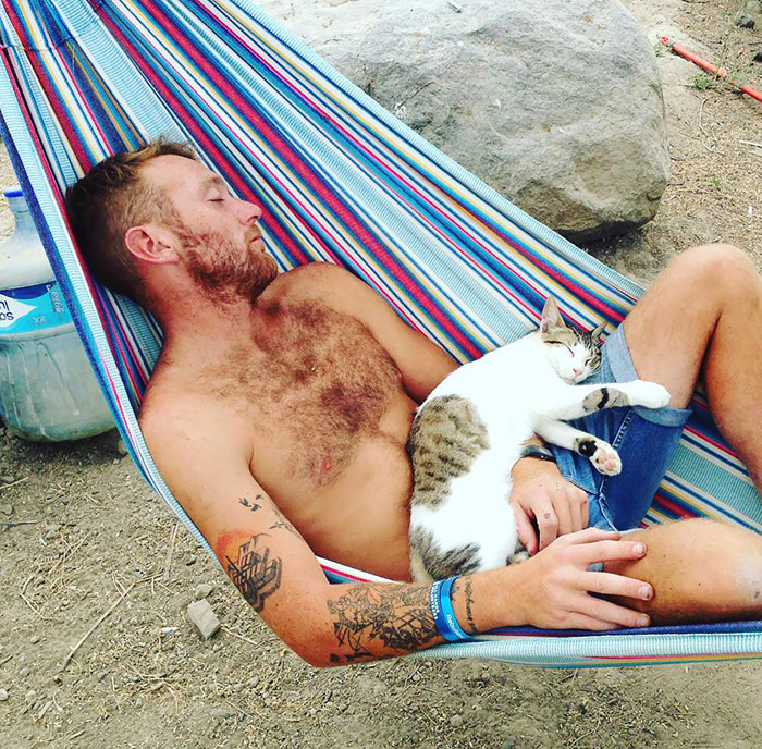22 photos de papas de chats et leurs amis poilus les plus adorables de tous les temps