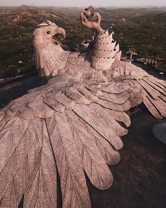 Cet artiste a passé 10 ans à créer la plus grande sculpture d’oiseau du monde (61 m)