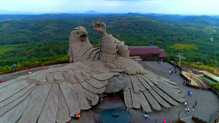 Cet artiste a passé 10 ans à créer la plus grande sculpture d’oiseau du monde (61 m)