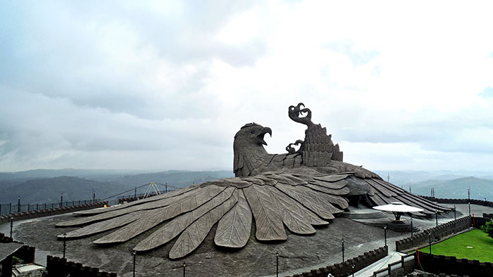 Cet artiste a passé 10 ans à créer la plus grande sculpture d’oiseau du monde (61 m)