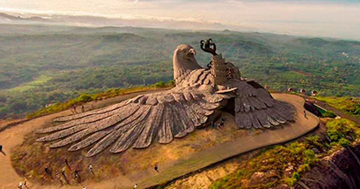 Cet artiste a passé 10 ans à créer la plus grande sculpture d’oiseau du monde (61 m)