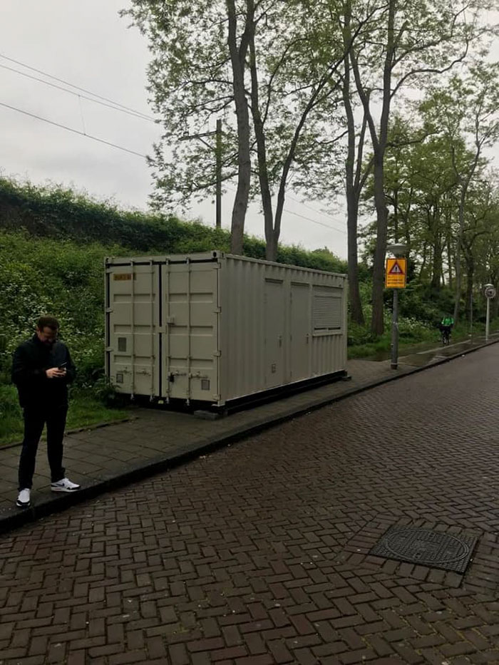 Un homme arrive à Amsterdam et découvre que son Airbnb est un conteneur