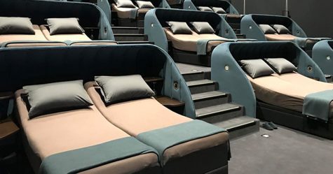 Ce cinéma suisse a remplacé tous ses sièges par des lits doubles