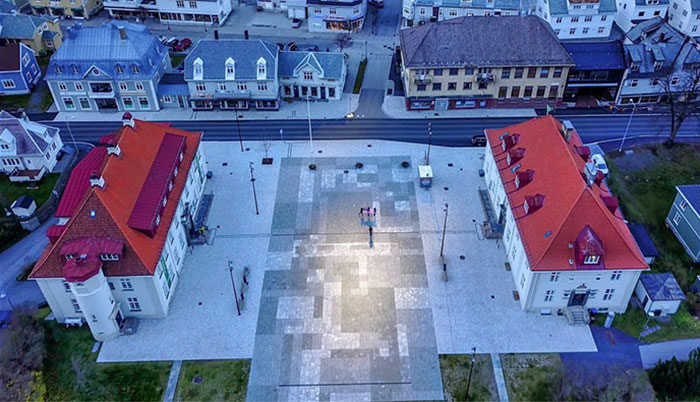 Cette ville n’a pas de soleil pendant 5 mois, alors elle a dépensé 5 millions de couronnes norvégiennes pour installer des miroirs dans les montagnes qui imitent la lumière du soleil