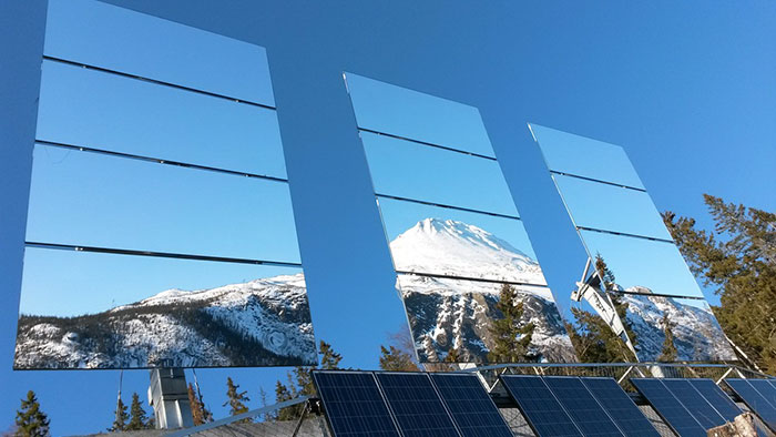 Cette ville n’a pas de soleil pendant 5 mois, alors elle a dépensé 5 millions de couronnes norvégiennes pour installer des miroirs dans les montagnes qui imitent la lumière du soleil