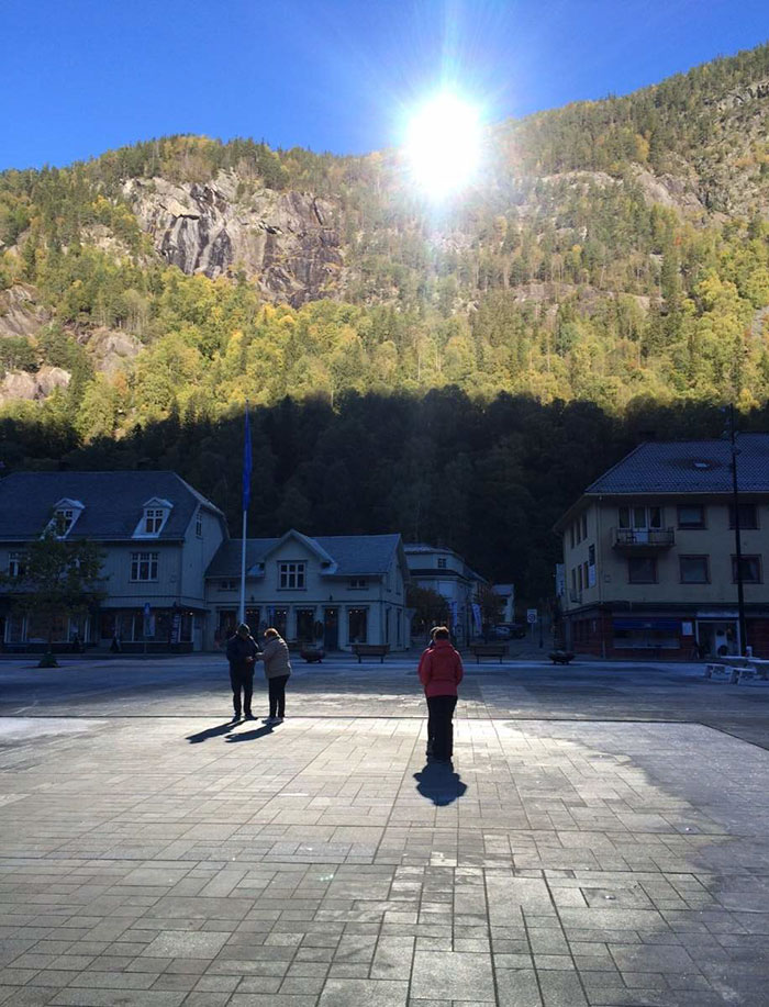 Cette ville n’a pas de soleil pendant 5 mois, alors elle a dépensé 5 millions de couronnes norvégiennes pour installer des miroirs dans les montagnes qui imitent la lumière du soleil