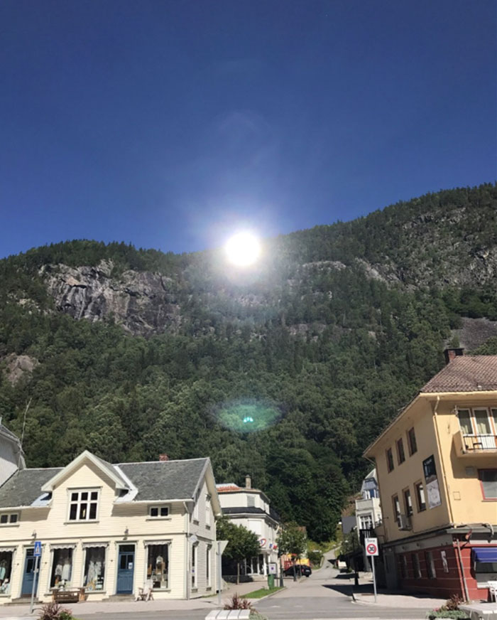 Cette ville n’a pas de soleil pendant 5 mois, alors elle a dépensé 5 millions de couronnes norvégiennes pour installer des miroirs dans les montagnes qui imitent la lumière du soleil