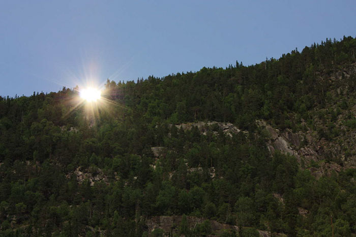 Cette ville n’a pas de soleil pendant 5 mois, alors elle a dépensé 5 millions de couronnes norvégiennes pour installer des miroirs dans les montagnes qui imitent la lumière du soleil