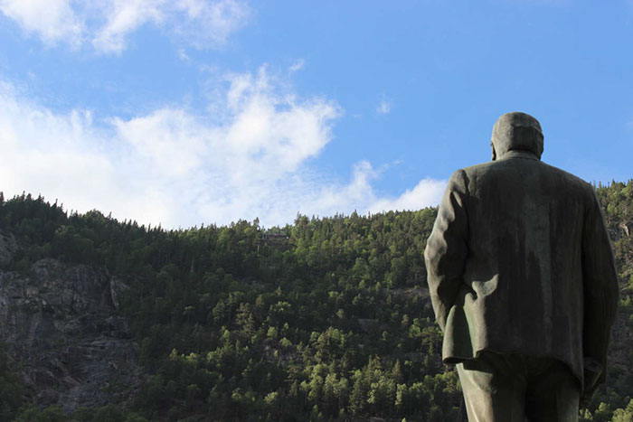 Cette ville n’a pas de soleil pendant 5 mois, alors elle a dépensé 5 millions de couronnes norvégiennes pour installer des miroirs dans les montagnes qui imitent la lumière du soleil