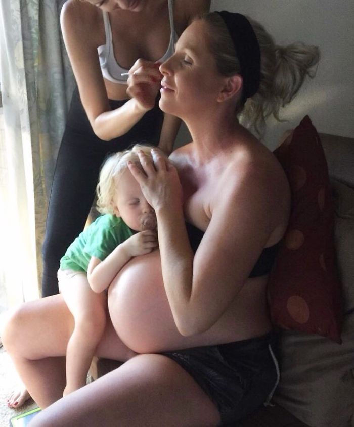 Des mères se maquillent avant de donner naissance, mais les gens ne sont pas tous d’accord avec cette tendance