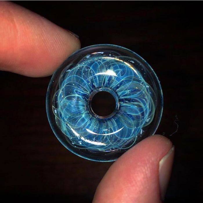 Cette entreprise transforme les cendres de vos animaux de compagnie en pattes de verre servant à commémorer vos êtres chers à tout jamais
