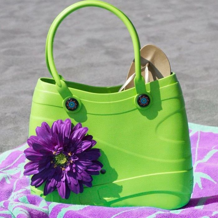 Les sacs à main Crocs existent et les gens veulent des explications