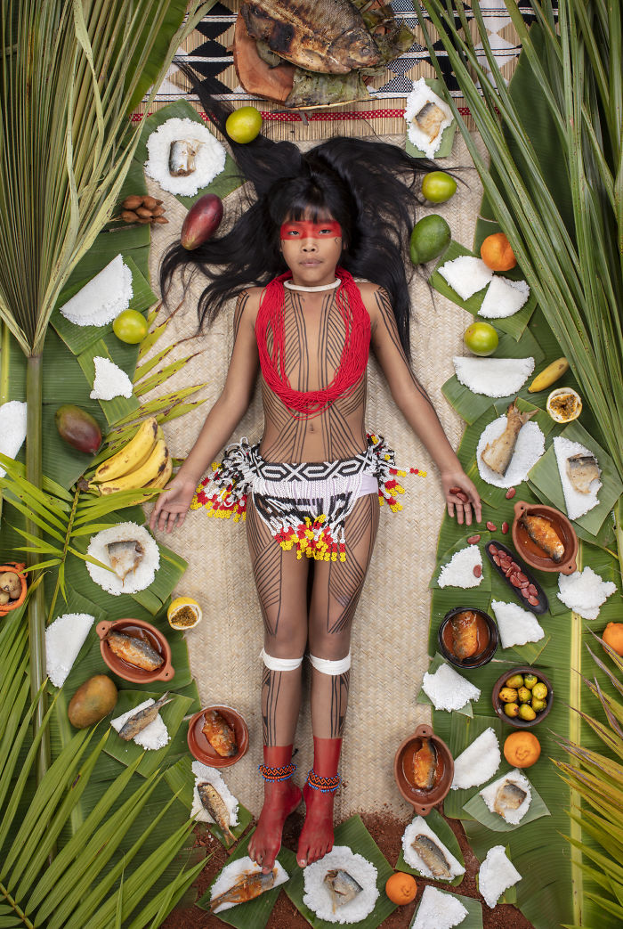 25 enfants du monde entier qui ont été photographiés avec ce qu’ils mangent en une semaine