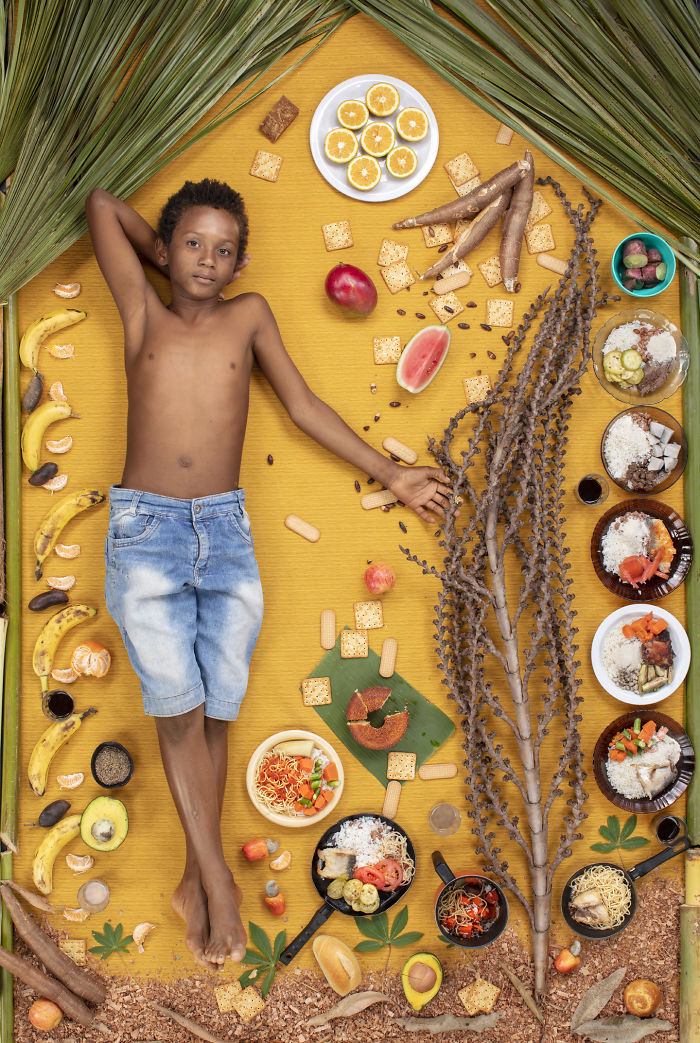 25 enfants du monde entier qui ont été photographiés avec ce qu’ils mangent en une semaine