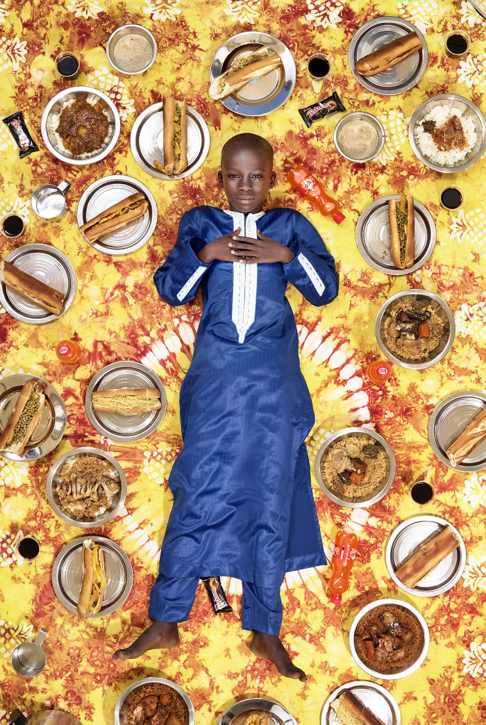 25 enfants du monde entier qui ont été photographiés avec ce qu’ils mangent en une semaine