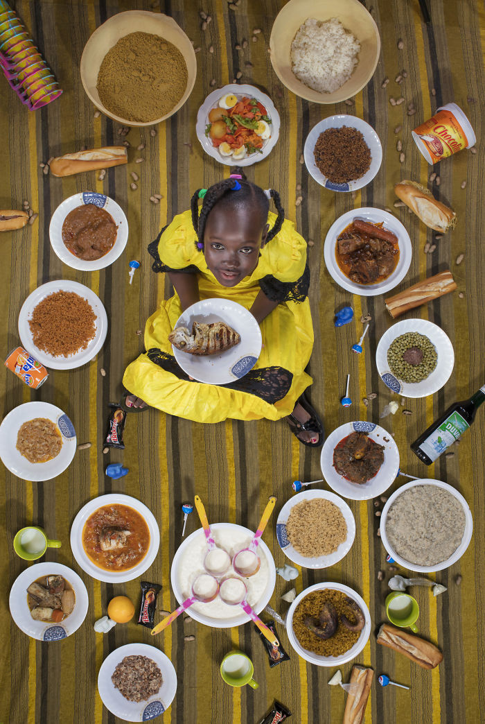 25 enfants du monde entier qui ont été photographiés avec ce qu’ils mangent en une semaine
