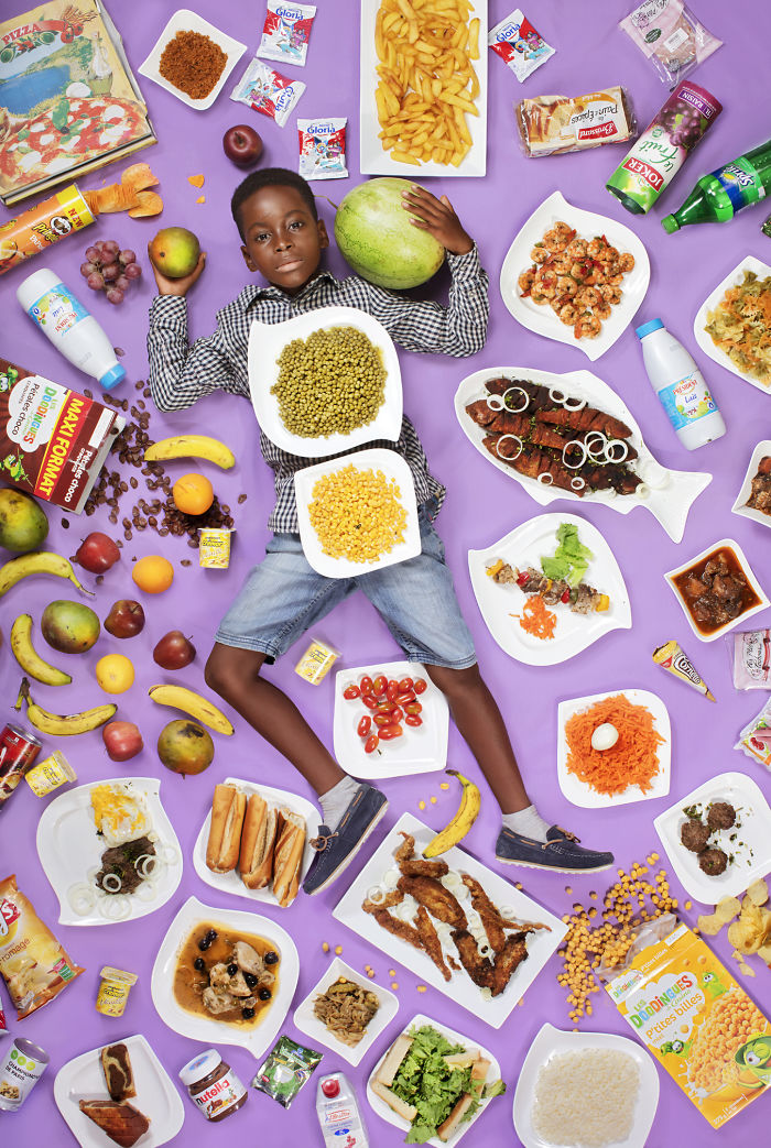 25 enfants du monde entier qui ont été photographiés avec ce qu’ils mangent en une semaine