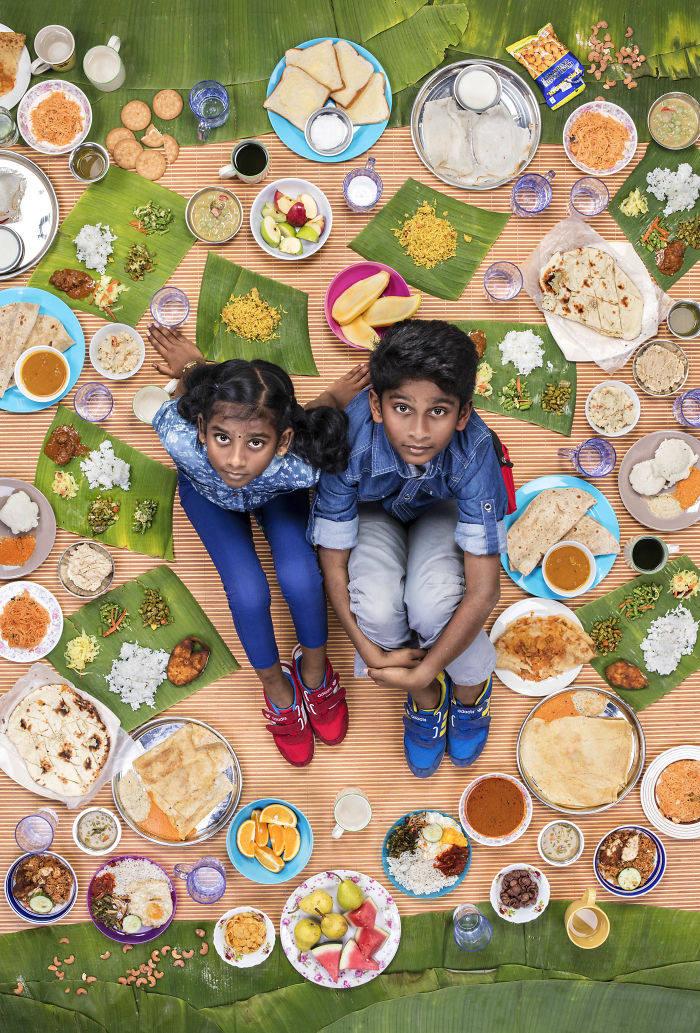 25 enfants du monde entier qui ont été photographiés avec ce qu’ils mangent en une semaine