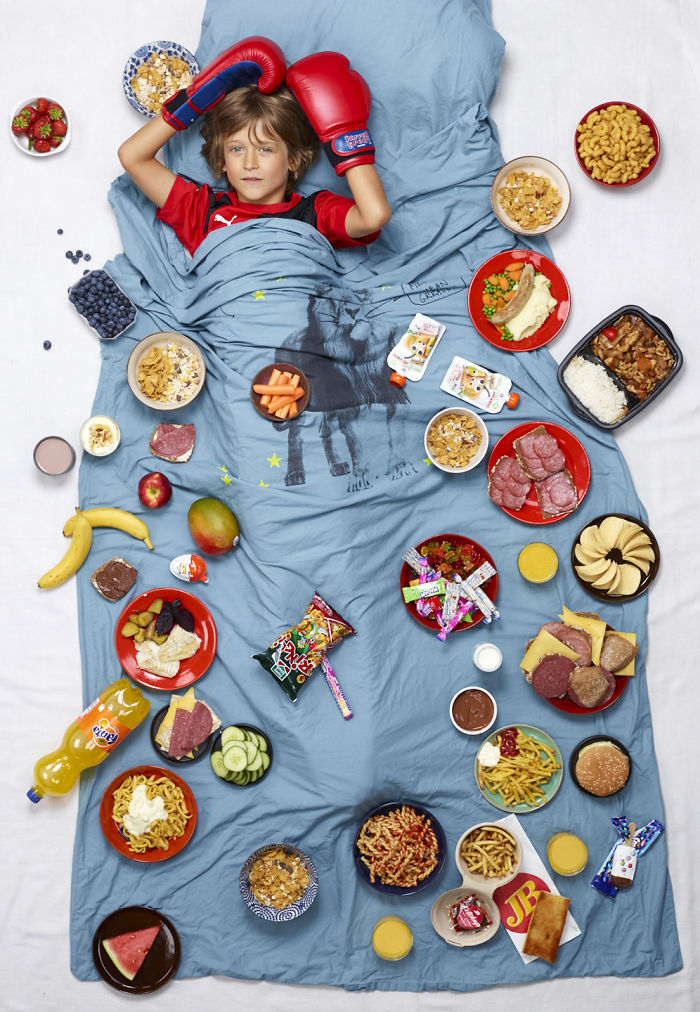 25 enfants du monde entier qui ont été photographiés avec ce qu’ils mangent en une semaine