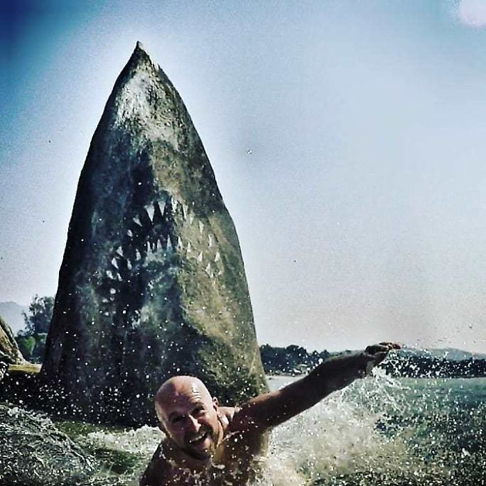 Un graffeur a transformé un rocher de plage en un grand requin blanc et les gens publient leurs meilleures photos avec lui