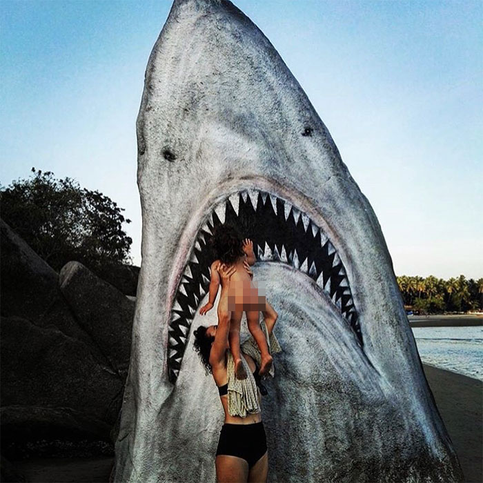 Un graffeur a transformé un rocher de plage en un grand requin blanc et les gens publient leurs meilleures photos avec lui