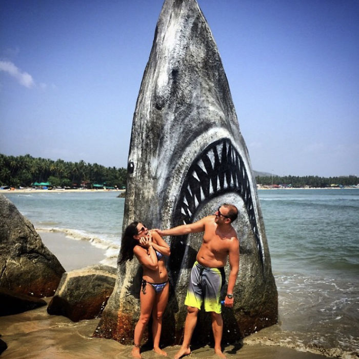 Un graffeur a transformé un rocher de plage en un grand requin blanc et les gens publient leurs meilleures photos avec lui