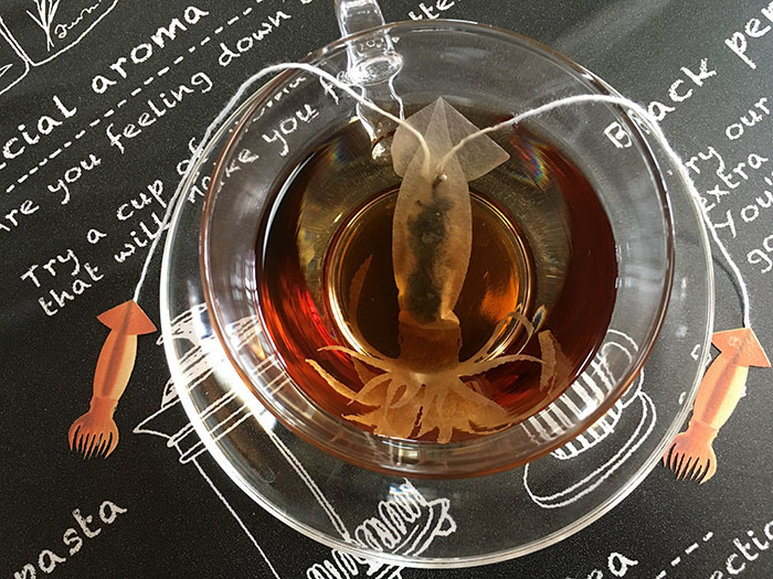 Cette société japonaise crée des sachets de thé de créatures marines qui « prennent vie » dans votre tasse