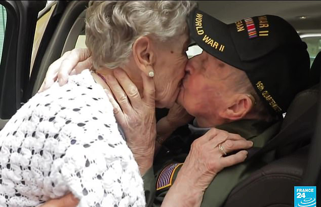 Un vétéran américain de 97 ans a été réuni avec une Française de 92 ans dont il était tombé amoureux pendant la Seconde Guerre mondiale