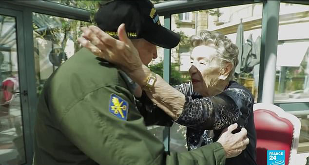 Un vétéran américain de 97 ans a été réuni avec une Française de 92 ans dont il était tombé amoureux pendant la Seconde Guerre mondiale