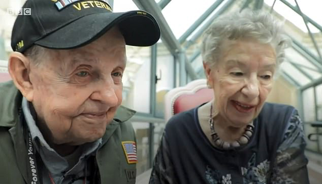 Un vétéran américain de 97 ans a été réuni avec une Française de 92 ans dont il était tombé amoureux pendant la Seconde Guerre mondiale