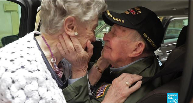 Un vétéran américain de 97 ans a été réuni avec une Française de 92 ans dont il était tombé amoureux pendant la Seconde Guerre mondiale