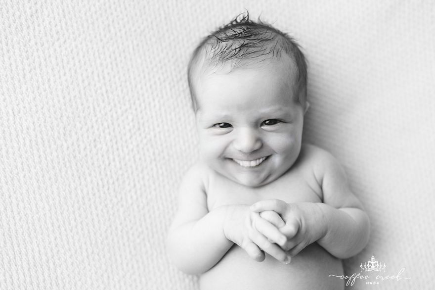 Une infirmière devenue photographe ajoute des sourires aux photos professionnelles de bébés et c’est hilarant (16 images)