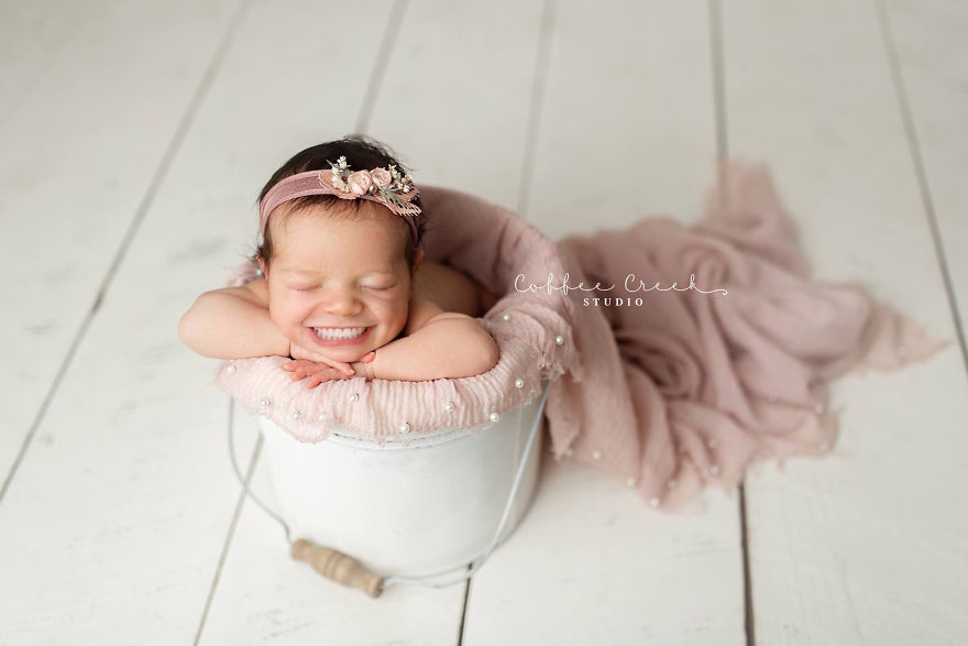 Une infirmière devenue photographe ajoute des sourires aux photos professionnelles de bébés et c’est hilarant (16 images)