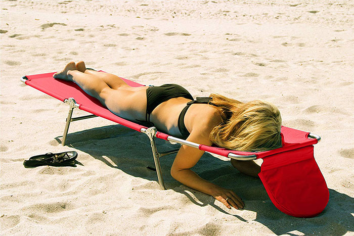 Amazon vend une chaise longue de plage avec un trou pour le visage pour la lecture